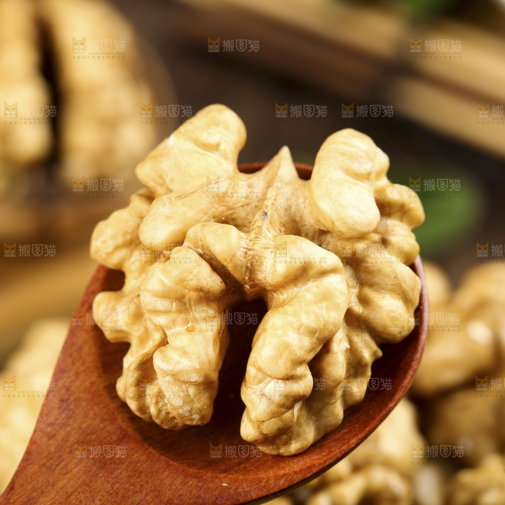 浅底上的核桃仁