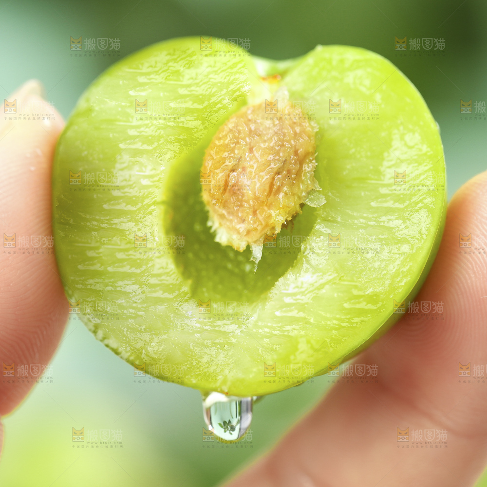 深底上的半边红李子