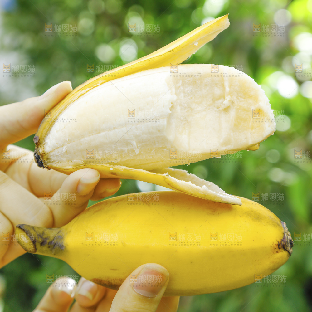 手里拿着苹果蕉