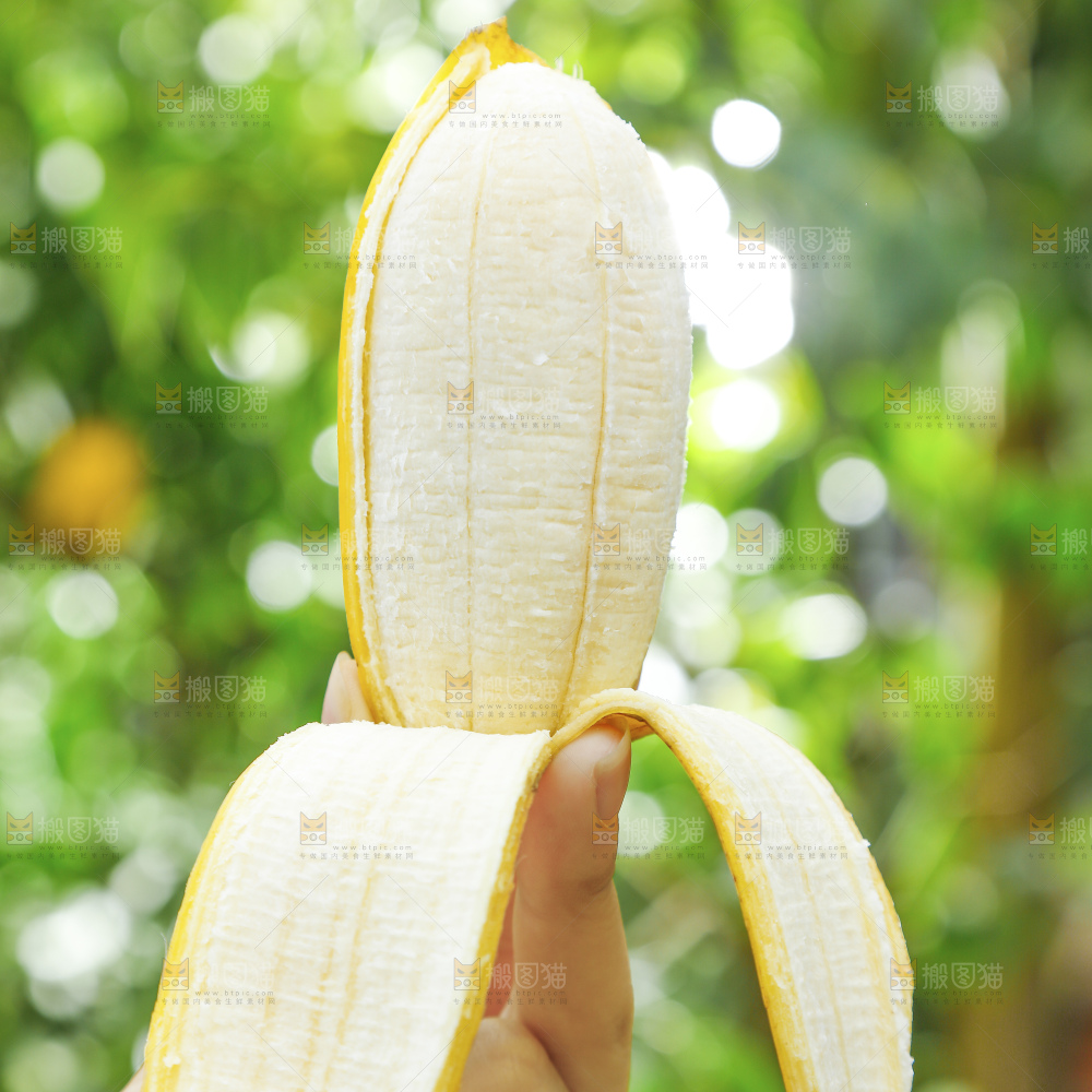 手里拿着苹果蕉