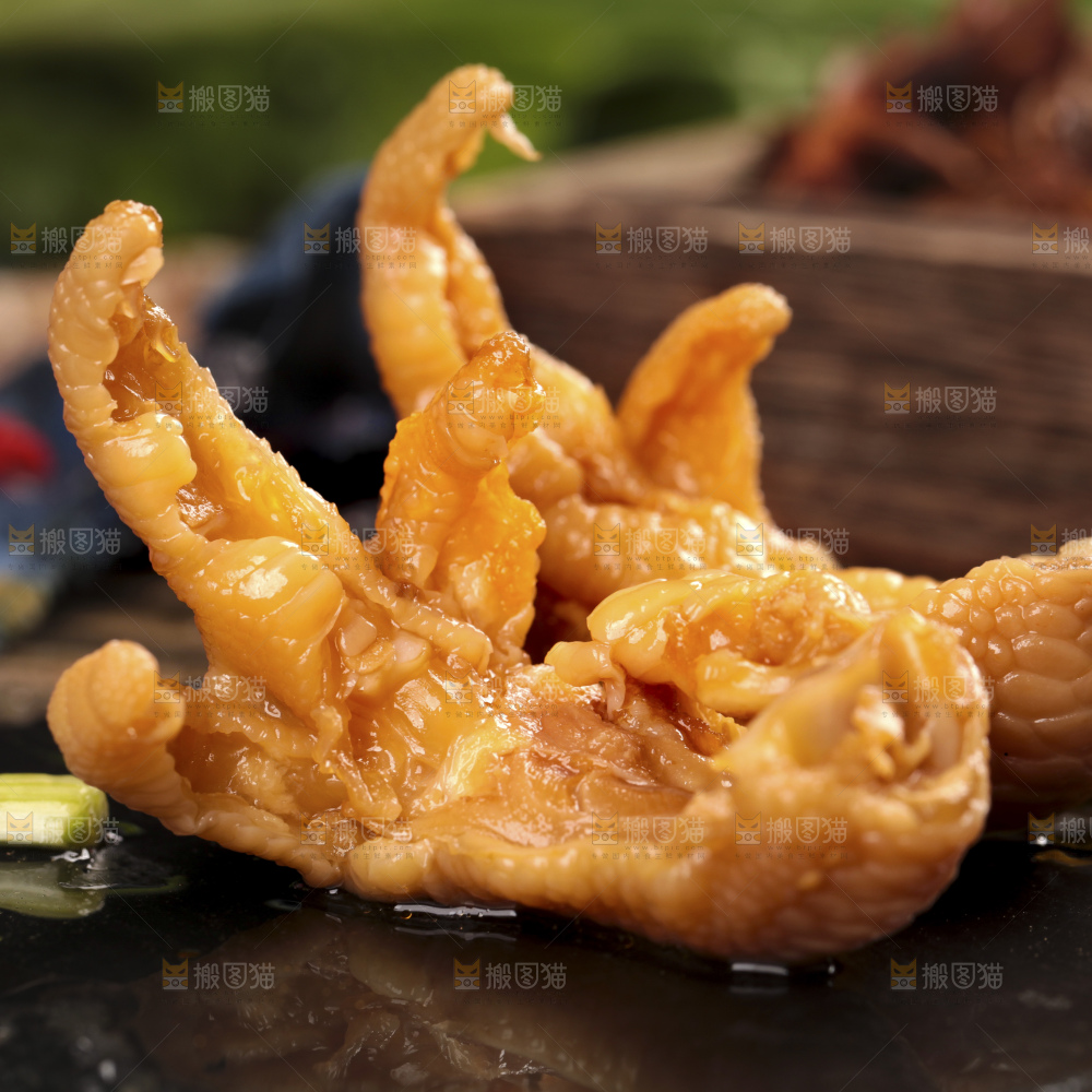 深底上的柠檬无骨鸡爪