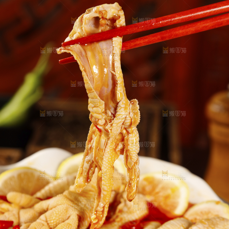 深底上的柠檬无骨鸡爪