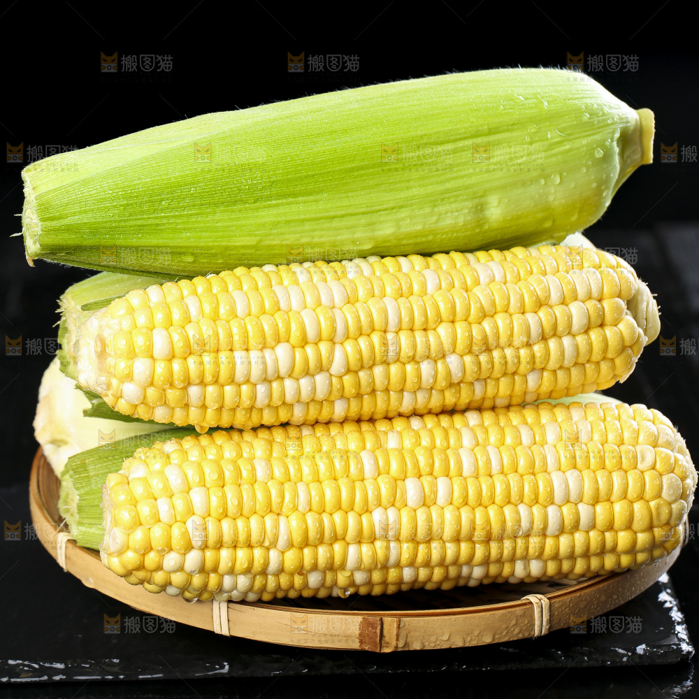 深底上的水果玉米