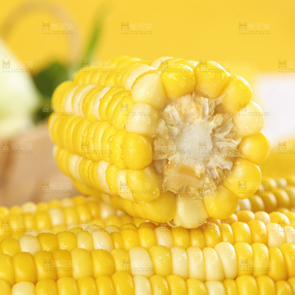 深底上的水果玉米