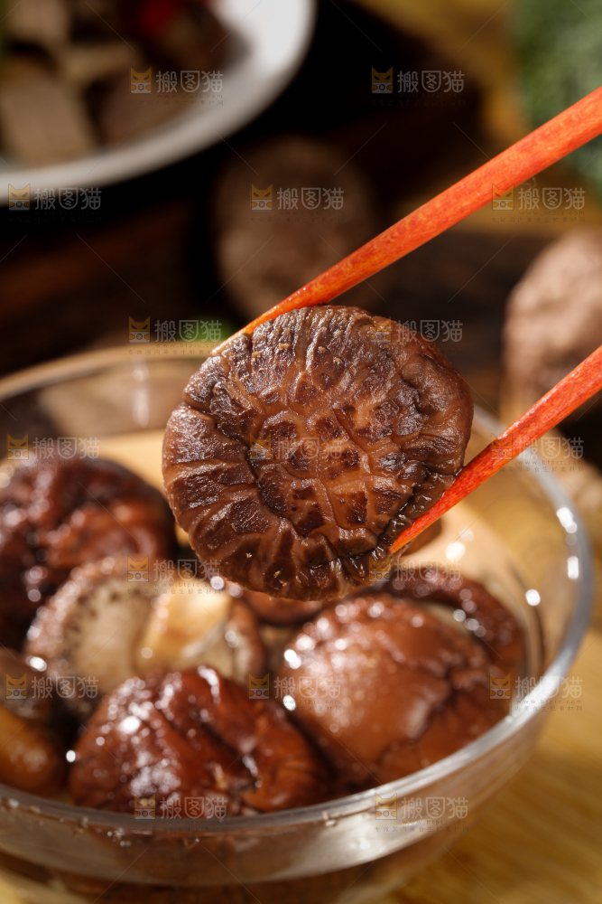 深底上的干香菇