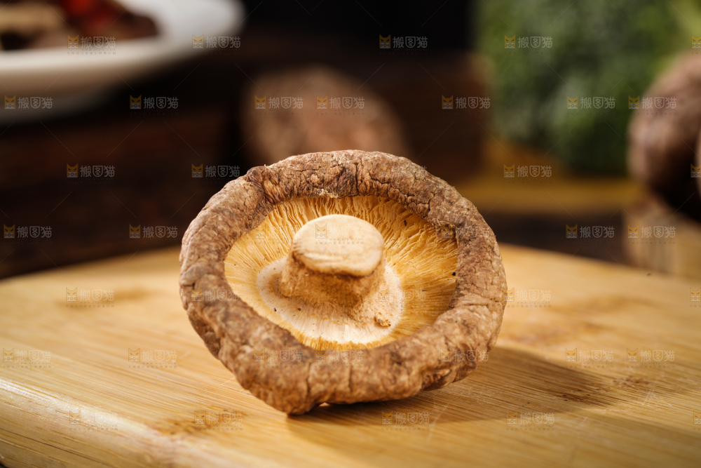 深底上的干香菇