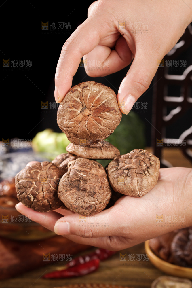 深底上的干香菇