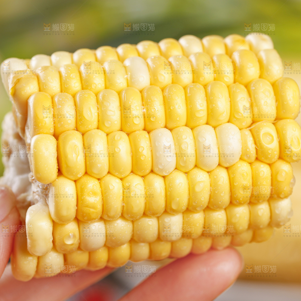 深底上的水果玉米