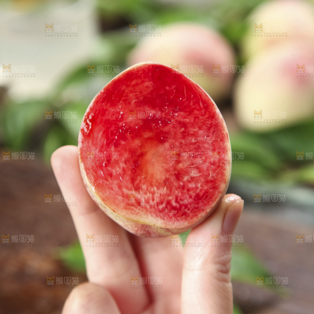 手里拿着胭脂红桃子