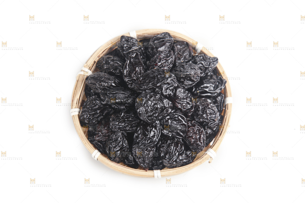 白底上的西梅干