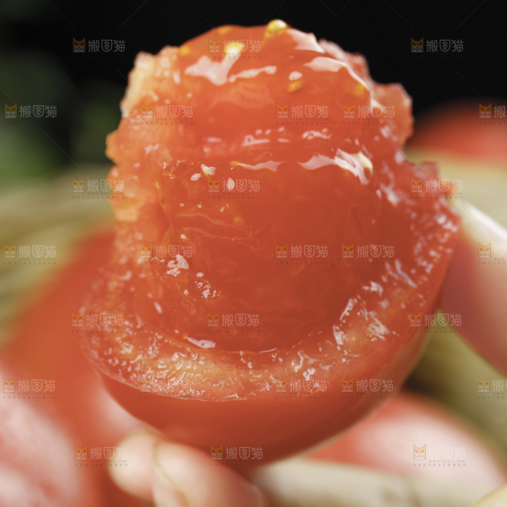 深底上的普罗旺斯西红柿