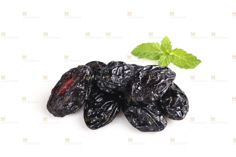 白底上的西梅干