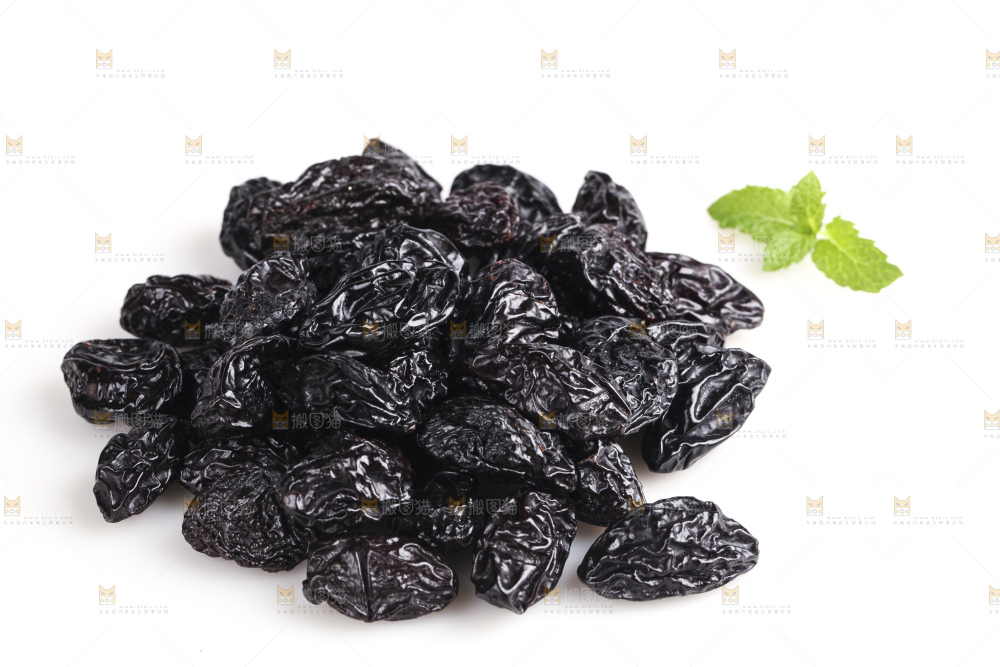白底上的西梅干