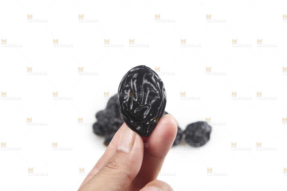 白底上的西梅干