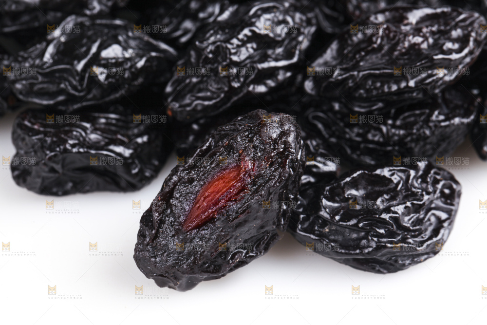 白底上的西梅干