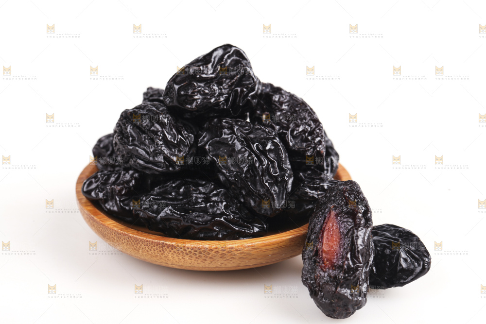 白底上的西梅干