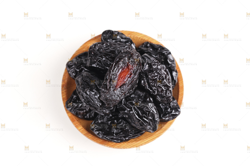 白底上的西梅干