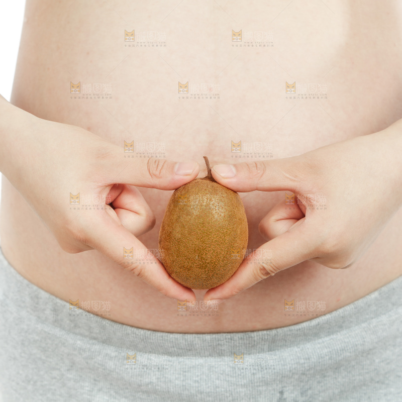 孕妇手里拿着水果