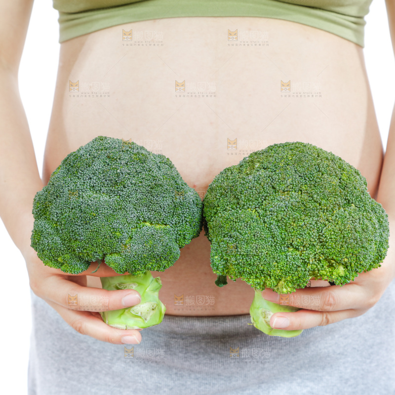 孕妇手里拿着西兰花