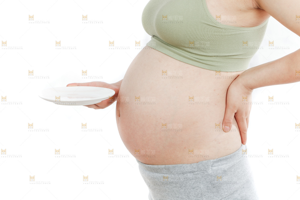 孕妇手里拿着水果