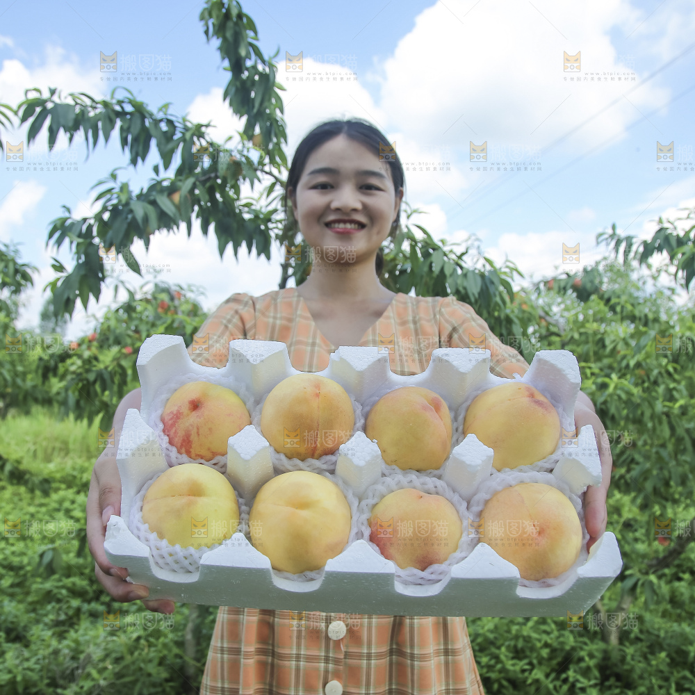 手里拿着阳山水蜜桃