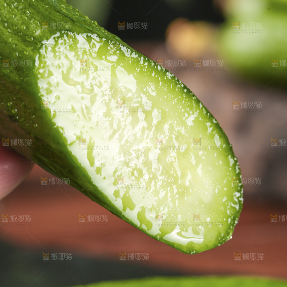 深底上的水果黄瓜