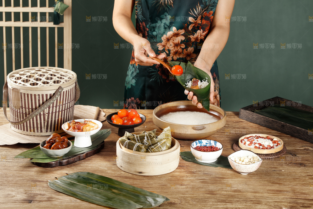 深底上的粽子制作