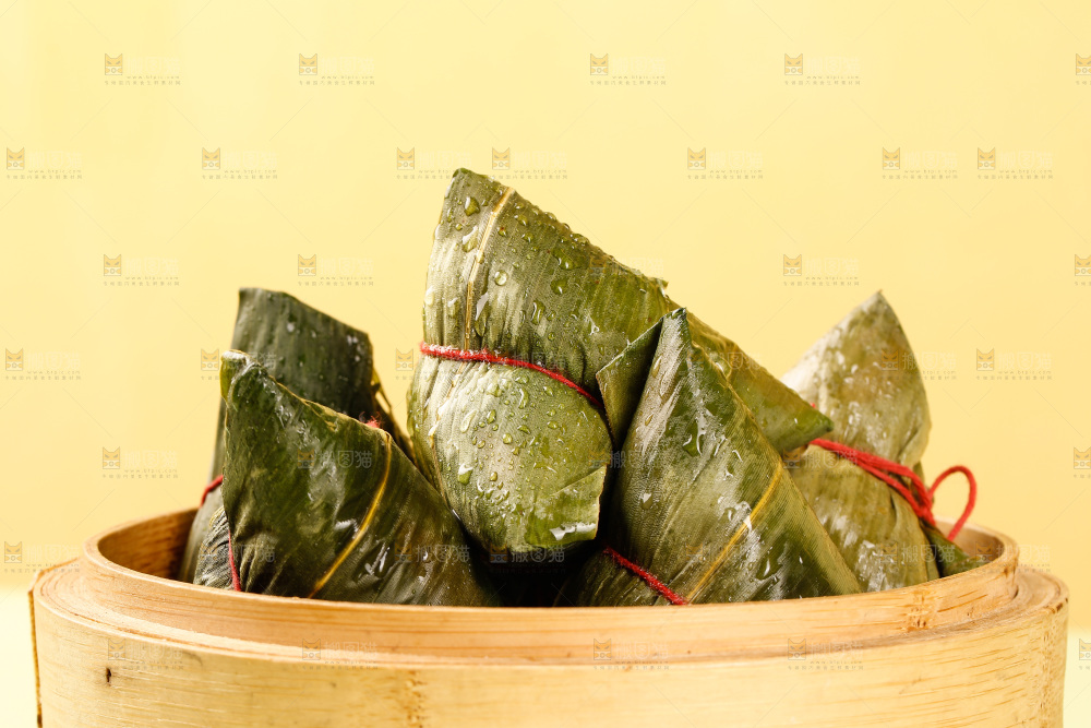 浅底上的糯米粽子