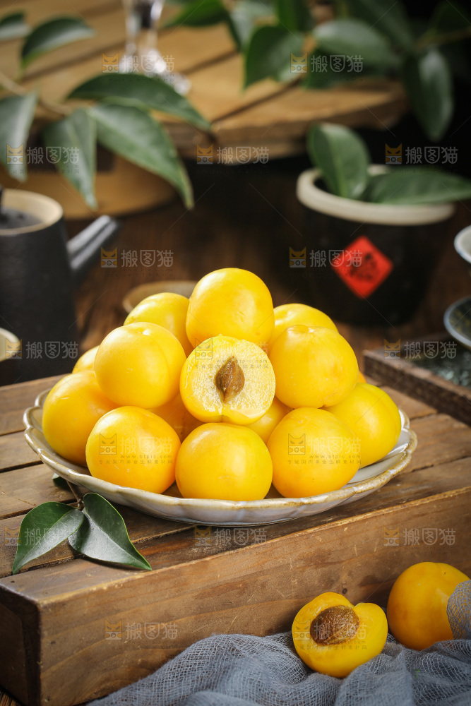 深底上的新鲜小白杏