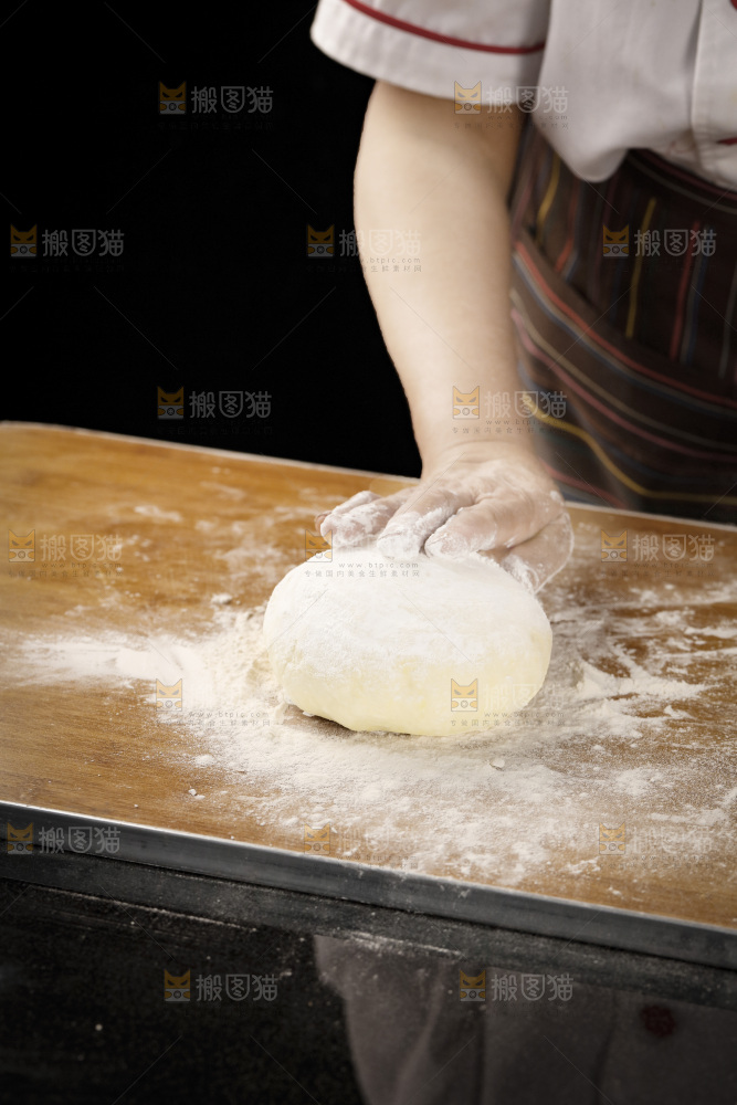 深底上的面团