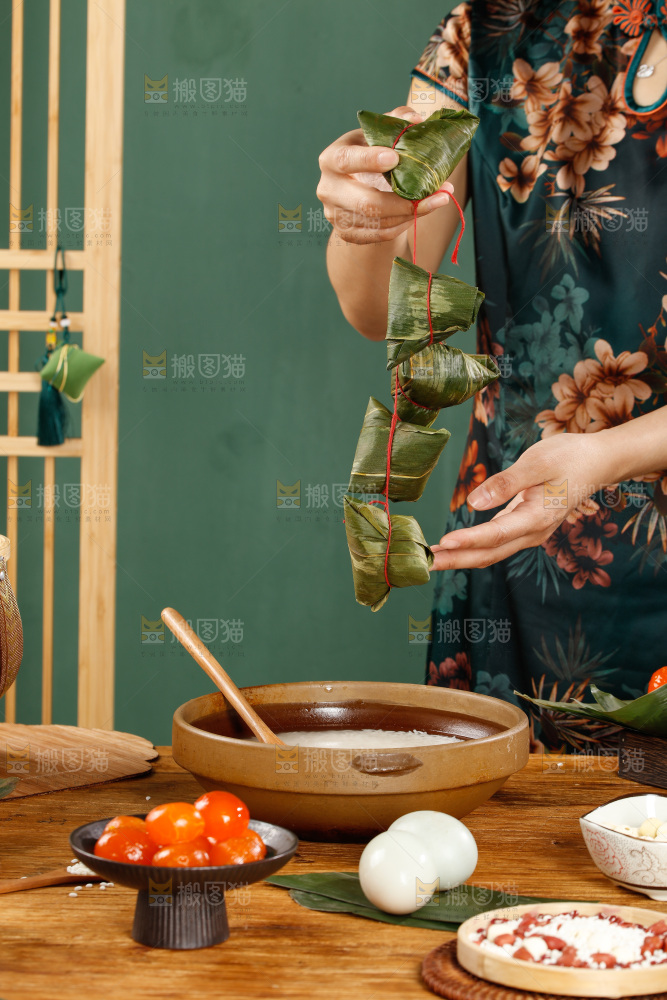 深底上的粽子制作