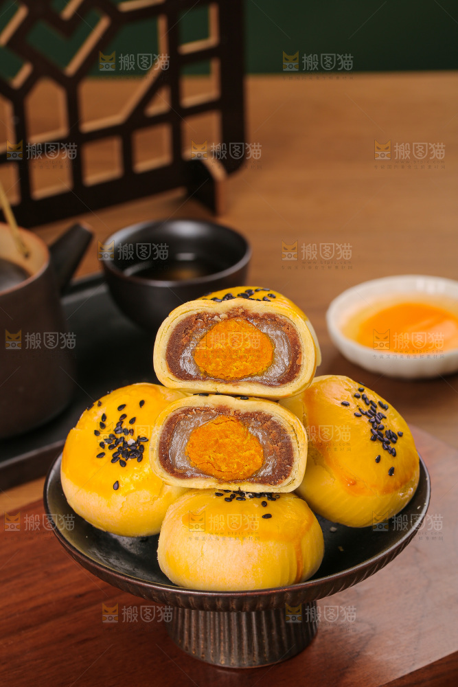 深底上的蛋黄酥
