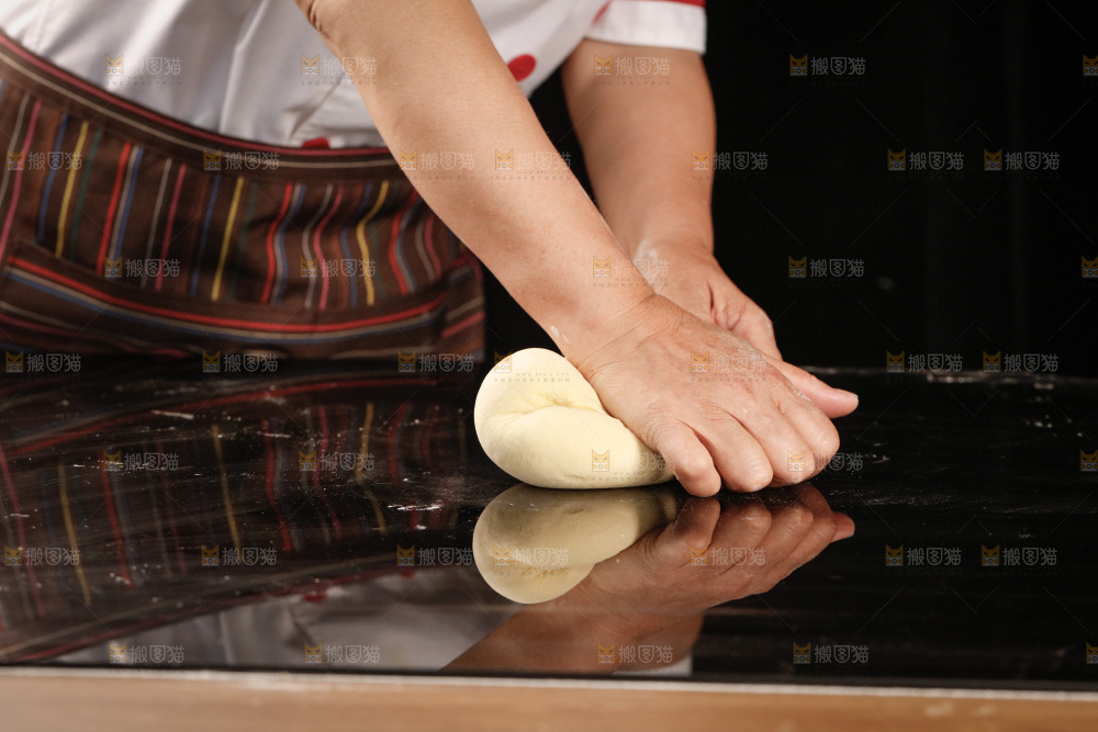 深底上的面团