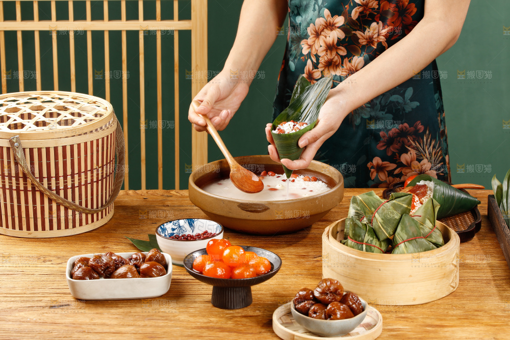 深底上的粽子制作