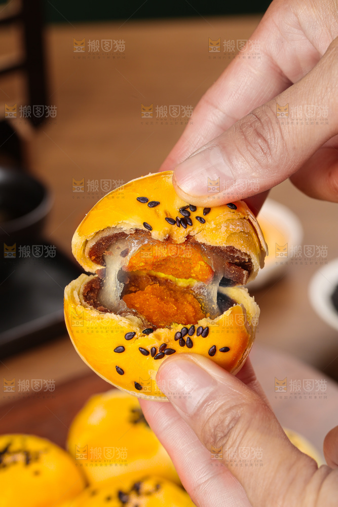 深底上的蛋黄酥