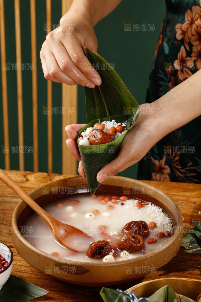 深底上的粽子制作