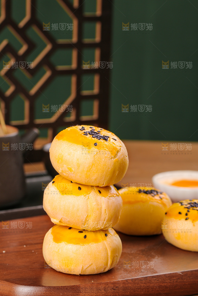 深底上的蛋黄酥