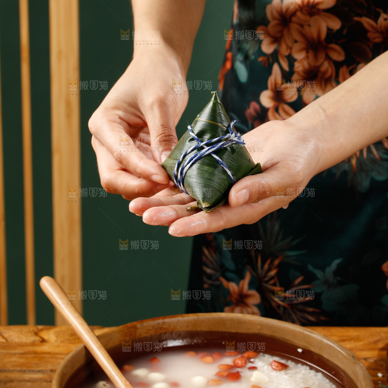 深底上的粽子制作