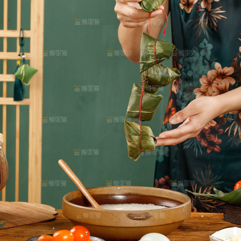 深底上的粽子制作