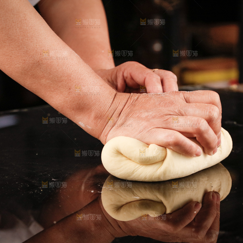 深底上的面团