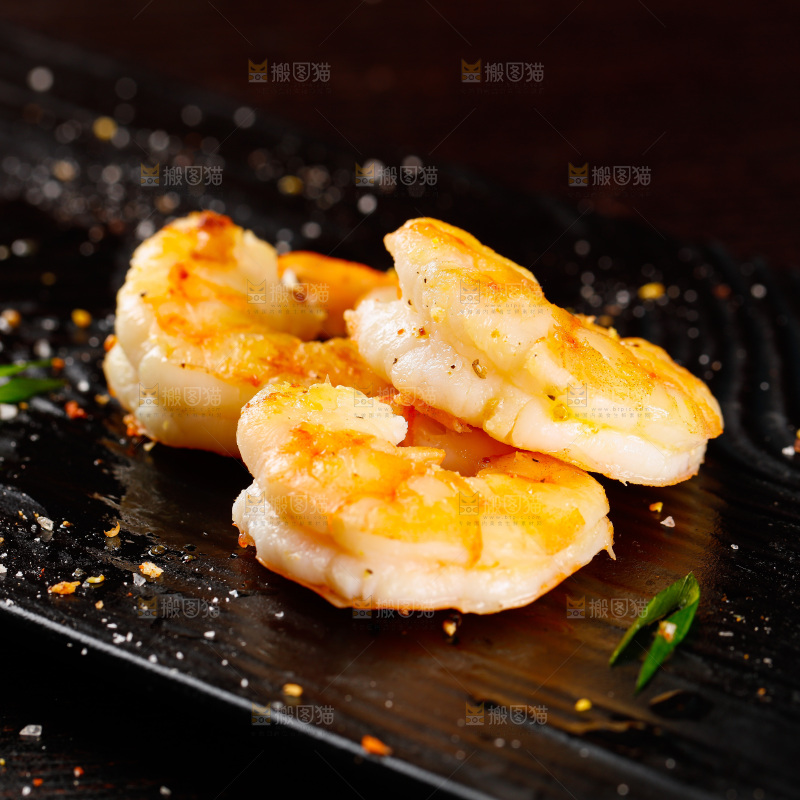 深底上的椒盐虾仁