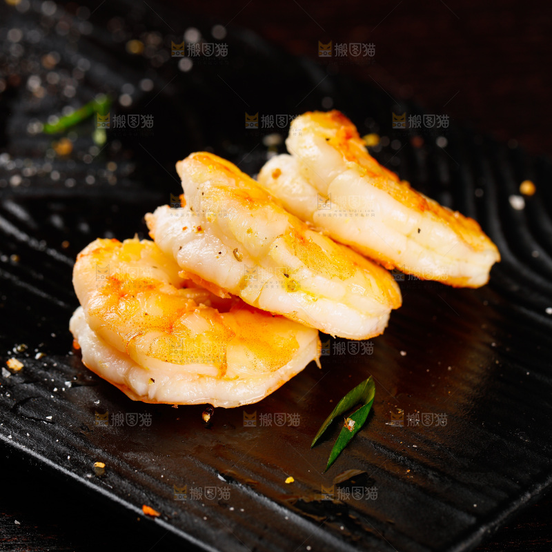 深底上的椒盐虾仁
