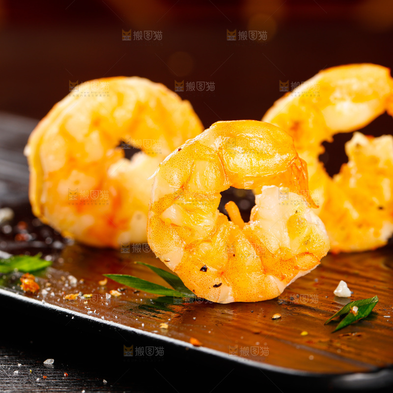 深底上的椒盐虾仁