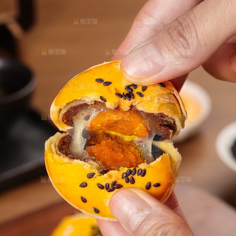 深底上的蛋黄酥