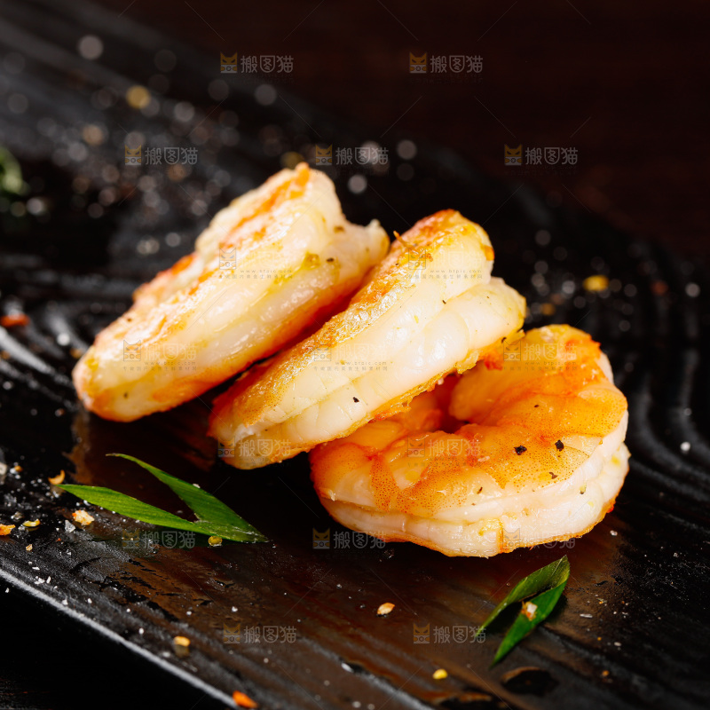 深底上的椒盐虾仁