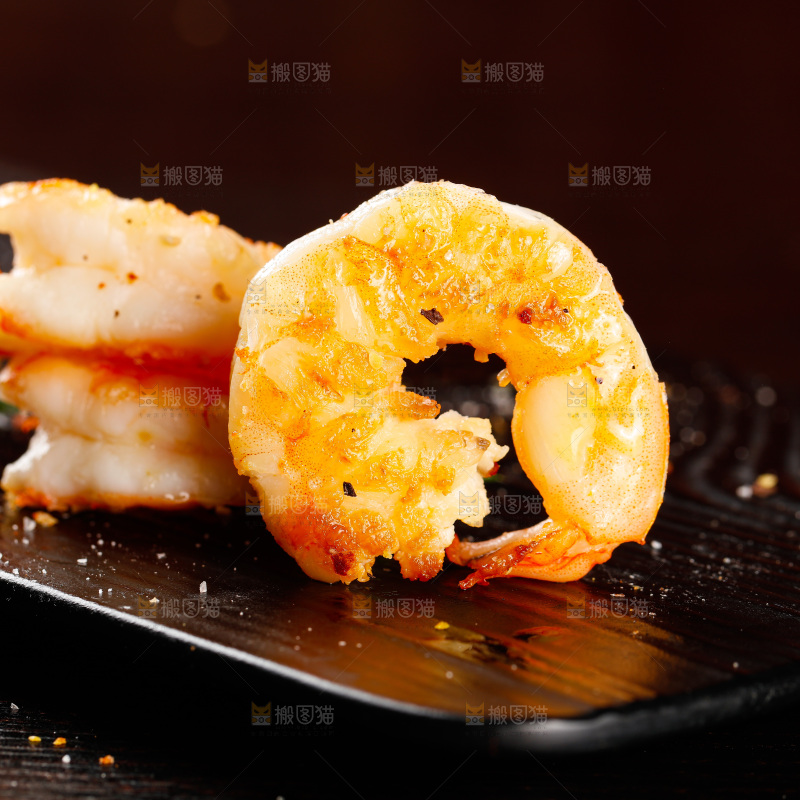深底上的椒盐虾仁