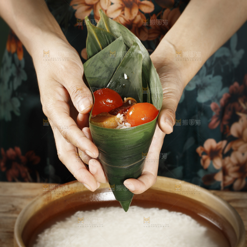 深底上的粽子制作