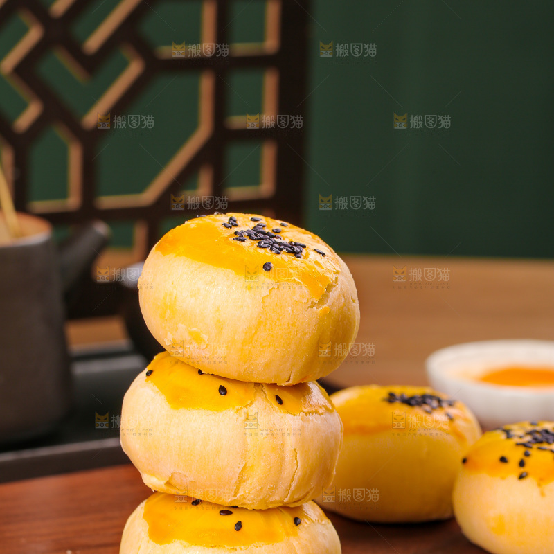 深底上的蛋黄酥