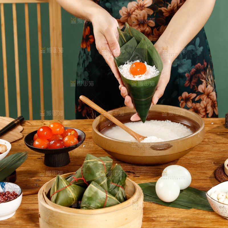 深底上的粽子制作