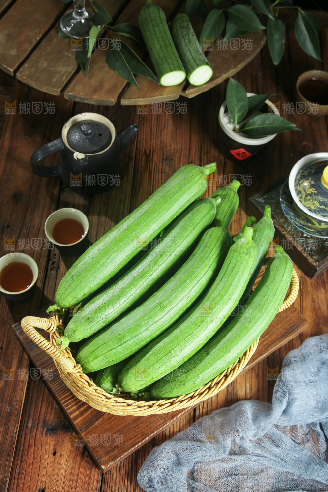 木底上的长丝瓜
